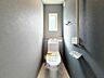 トイレ：【トイレ】ゆとりをもったトイレの広さ、白ベースに清潔感ある空間です。