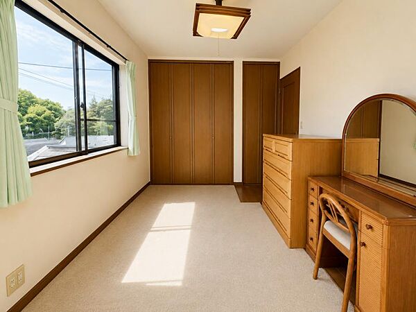 【洋室】光が取り込みやすい2面採光の居室。日当たり良好です。しっかりした大きさのクローゼットを完備！