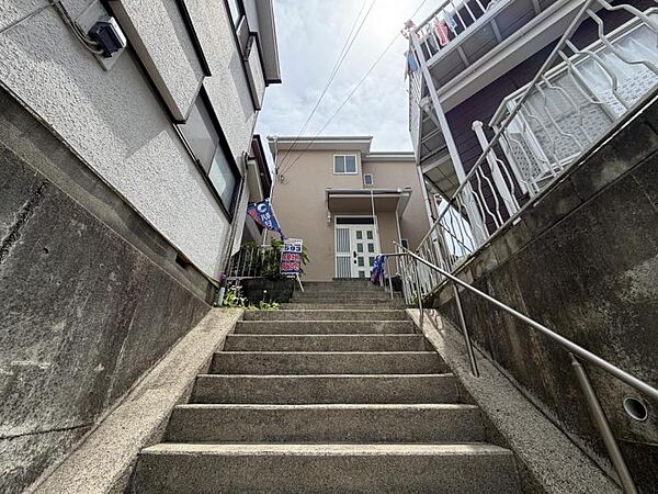 ●〇第一種低層住居専用地域の良好な住環境が保たれたエリア。低層の一戸建てを中心とした街並みが整然と続き、周辺は高い建物が建っておらず、採光や開放性に恵まれ、空が広く緑の多い閑静な趣を感じる環境です〇●