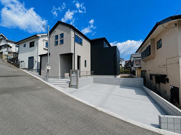 ●〇住むほどに深まる愛着、使い込むほどに馴染む風合いを大切にしていただけるデザインに。周辺の利便性や豊かな住環境など立地面でも魅力が多く、今も、これからもずっとここで生活したい。そう思える住宅です〇●