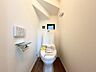 トイレ：【トイレ】ゆとりをもったトイレの広さ、白ベースに清潔感ある空間です。