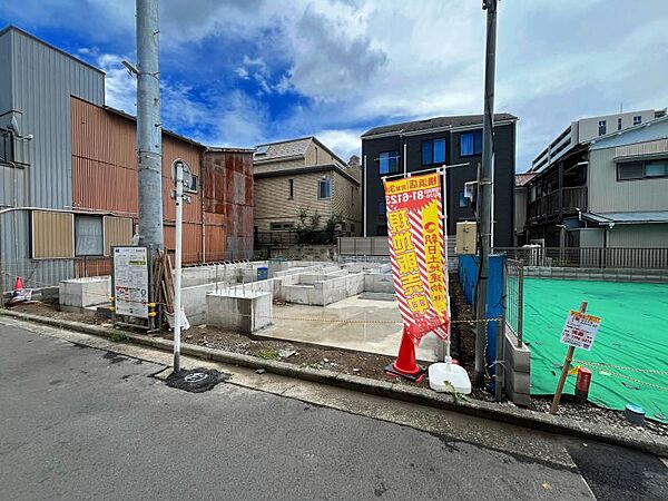 ●〇窓枠から切り取られた写真のような澄み切った光景。季節の移り変わりとともに穏やかな生活〇●