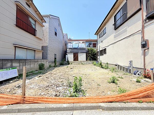 ●〇窓枠から切り取られた写真のような澄み切った光景。季節の移り変わりとともに穏やかな生活〇●