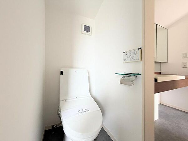 ●〇ゆとりをもった広さ、白ベースに清潔感ある空間です。もちろんウォシュレットも完備しております。小物を収納するスペースがあるのも良いですね。毎日頻繁に利用する大切な空間だからこそ、こだわりたいです〇●