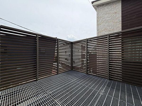 ●〇日当たり良好！晴れた日はお洗濯物も気持ちよく乾きます。バルコニーからたっぷりの光をうけたお布団やシーツから太陽のにおいが感じられます。一度に洗濯を干せる量を気にする家庭も満足できるスペースです〇●