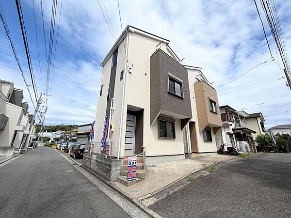 ●〇ここから始まる「日常」はご家族にとってかけがえのない時間となります。少しでも豊かに、快適に。そんな想いから本邸宅は生まれました。周辺には利便性の高い施設や緑にあふれ、永住の地に相応しい環境です〇●