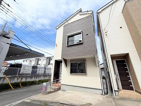 ●〇閑静な住宅地に馴染む落ち着いた色合いの外観。長く愛着を持って住んで頂きたいからこそ飽きのこないシンプルな色目を採用しました。外壁には耐久性・防汚性に優れ、お掃除もしやすいたサイディング材を使用〇●