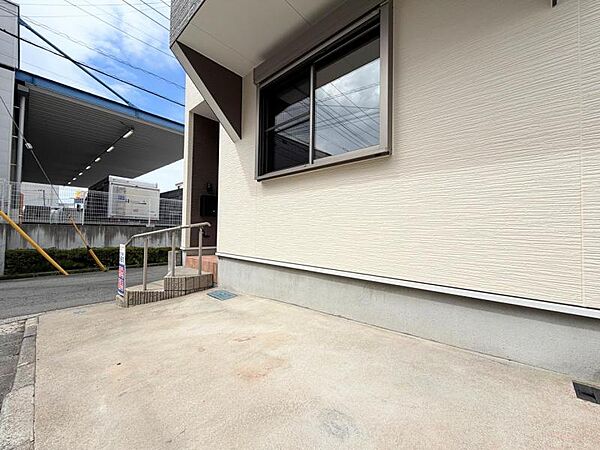 ●〇日々の生活にクルマは欠かせない方は、駐車場確保は大事な条件です。マンションに居住した場合には、月々で駐車料金が掛かります。しかし戸建ての場合は費用負担0。居住費のランニングコストを抑えましょう〇●