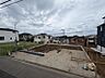外観：●〇前面道路は車通りの少ない道路。段差もなくお車の出し入れが苦手な方も駐車しやすそうです〇●