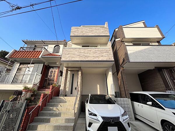 ●〇窓枠から切り取られた写真のような澄み切った光景。季節の移り変わりとともに穏やかな生活〇●