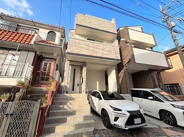 ●〇前面道路は車通りの少ない道路。段差もなくお車の出し入れが苦手な方も駐車しやすそうです〇●