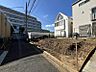 外観：●〇前面道路は車通りの少ない道路。段差もなくお車の出し入れが苦手な方も駐車しやすそうです〇●