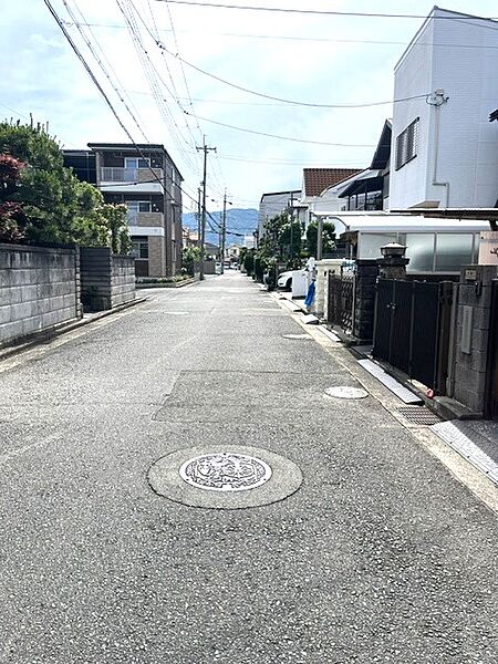近隣にスーパー・コンビニ等多数ございます。大変、便利です。