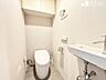 トイレ：トイレットペーパーや掃除用具を収納するスペースもございます。見えない収納で清潔感を保つことができます。
