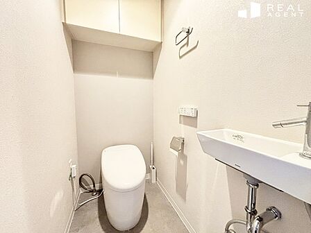 トイレットペーパーや掃除用具を収納するスペースもございます。見えない収納で清潔感を保つことができます。