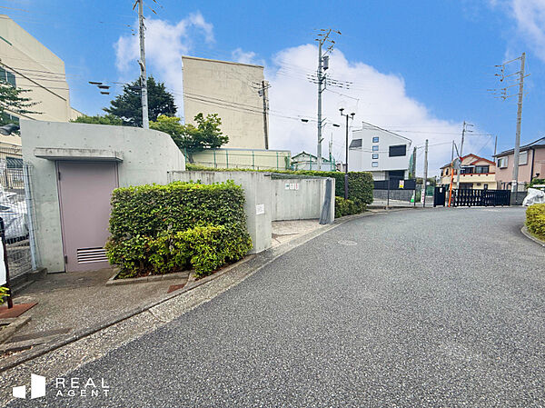 『現地撮影』上永谷中学校まで徒歩約5分！3LDKの間取りなのでファミリー世帯も暮らしやすいゆとりの1室。低層住居専用地域なので閑静で過ごしやすい住環境。