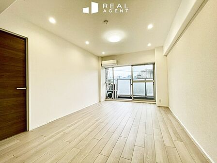約13.6帖のLDK。バルコニーに向かって設けられた窓からは、室内にたっぷりと自然光を取り入れ心地よい空間を演出します。
