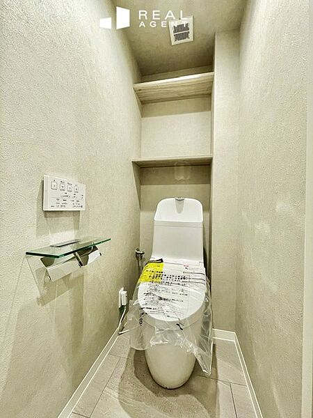 トイレ新規交換済！清潔感漂うシンプルなホワイトカラーのデザイン。トイレットペーパーや掃除用具を収納するスペースもございます。見えない収納で清潔感を保つことができます。