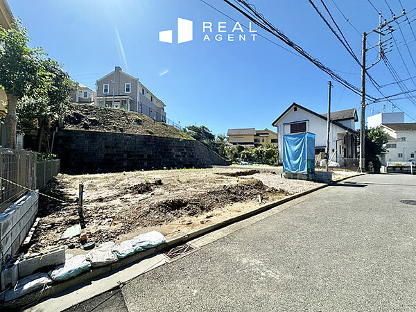 全室南向きの2階建てで陽当り良好です。