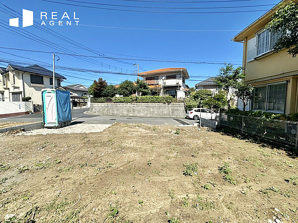 低層住居地域のため穏やかな時間が流れる閑静な住環境。本郷台駅徒歩約9分の好立地に加え、車庫は並列2台駐車可能です。
