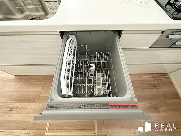 食器洗浄乾燥機付のキッチン。深入りタイプで奥行きがあり、お皿洗いも大雑把にお任せ！