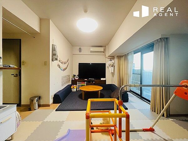LDK約16.2帖。和室、洗面脱衣室が隣接しており、お食事後に歯を磨いたあとにすぐに床につくことができ、ゆったり体を休められる間取り。※配置している家具は現居住者様の所有物です。