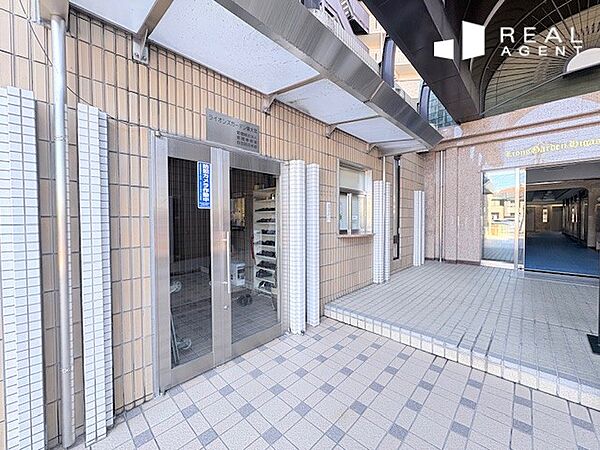 入口かたわらに管理人室がございます。