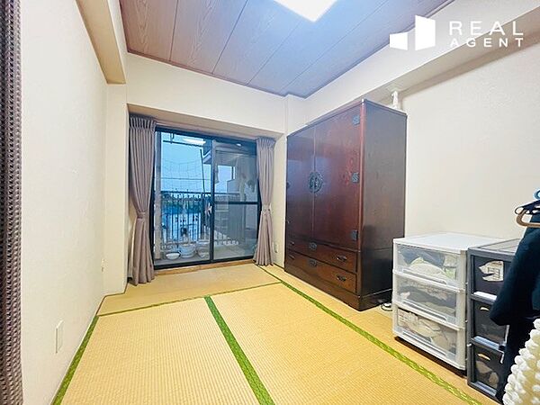 和室からはバルコニーに出ることができます。 ※配置している家具は現居住者様の所有物です。