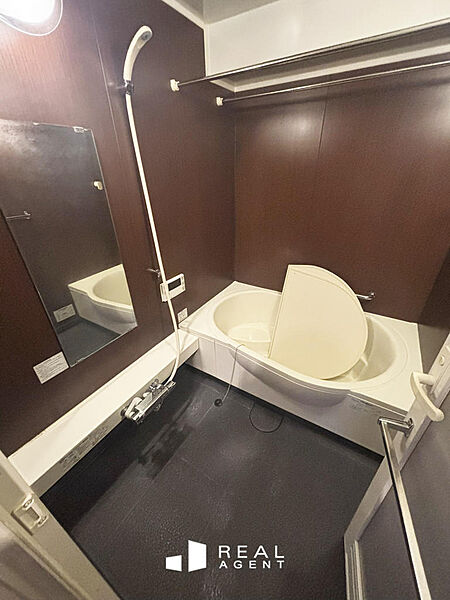 一日の疲れた体を癒す極上の空間です。足をのばしてゆったりできるゆとりの浴槽。床・壁も心落ち着くカラーを選定しております。