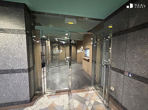 マンションのお顔であるエントランスは夜も明るくお帰りを迎えてくれます。