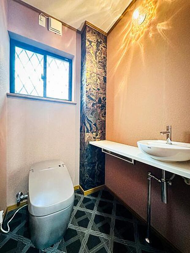 【拘りの広々トイレ】洗浄機能・脱臭機能を完備、開口窓も設け清潔な室内を演出することが可能です。