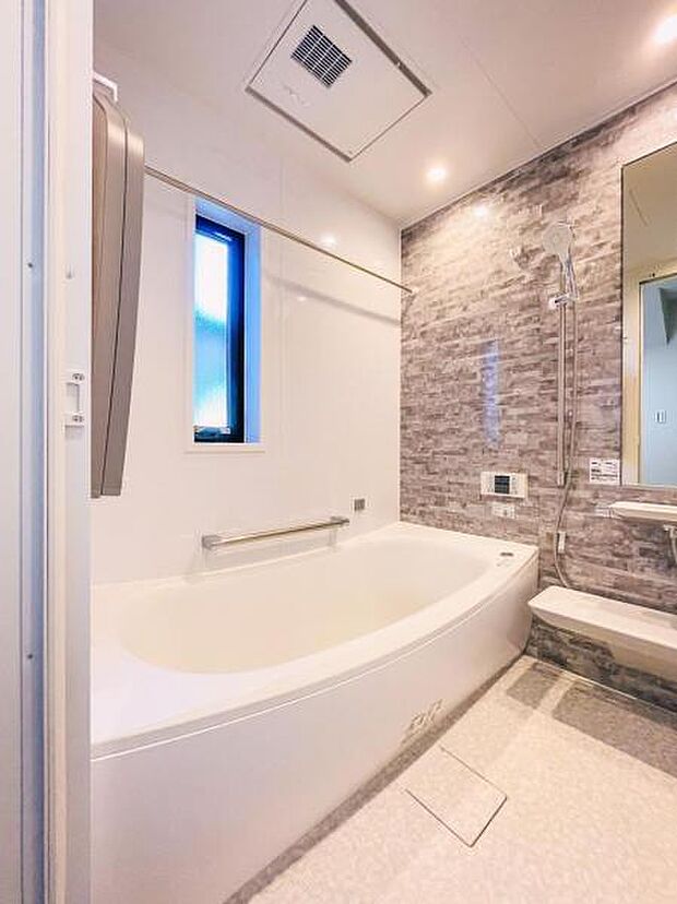 【多機能な一坪タイプの広々浴室】一坪タイプの浴室は、足を延ばし、仰向けにくつろいで入浴出来ます。換気乾燥暖房機付きです