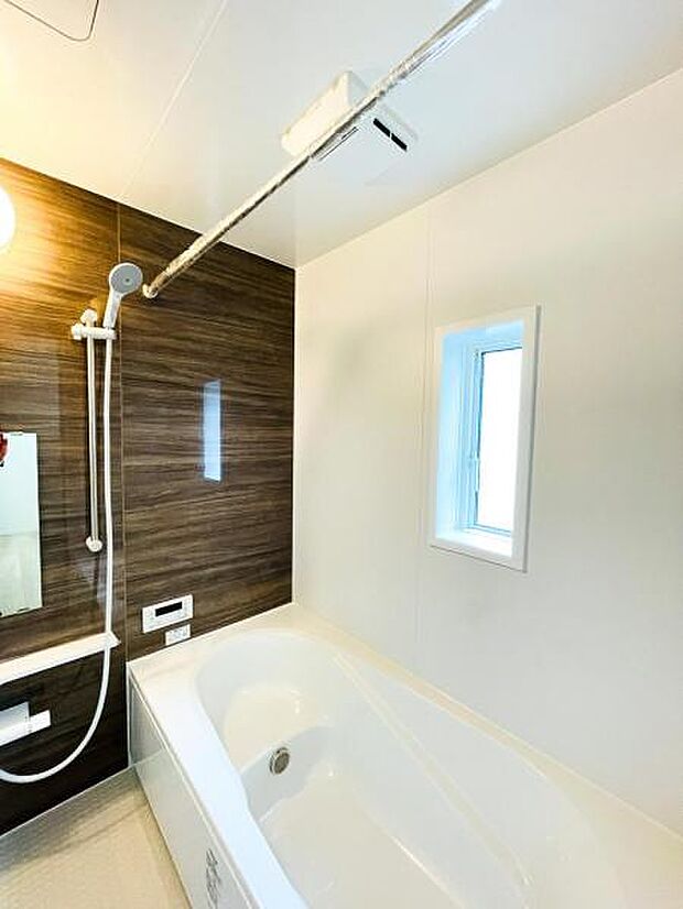 【一坪タイプの広々浴室】一坪タイプの浴室は、足を延ばし、仰向けにくつろいで入浴出来ます。換気乾燥暖房機付きです