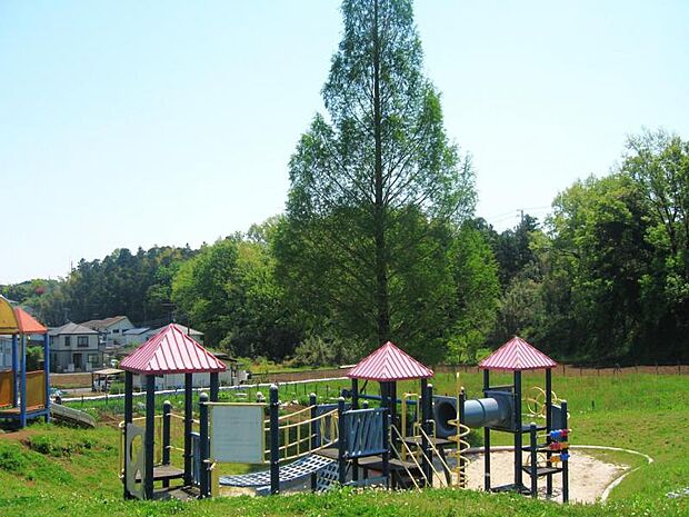【つつじ台公園】70ｍ　広々とした園内には、木製のステージやスプリング遊具をはじめ、楽しい遊具が並んでいます。小さな子どもから小学生まで楽しく遊べるスポットとなっています。
