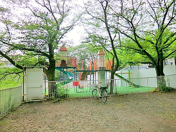 【やなせ幼稚園】130ｍ　座間駅より徒歩で5分です。園舎はとても綺麗で設備も充実していて素晴らしいです。 園庭も広いです。