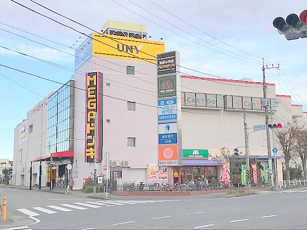 【MEGAドン・キホーテ　ＵＮＹ座間店】　1階は食料品スーパー、2階に日用雑貨品、電化製品などの売り場になっています。広大な駐車スペースもあります。