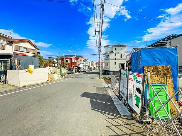 【前面道路を含む現地外観】お子様と手を繋いで並んで歩けるくらい広い前面道路です