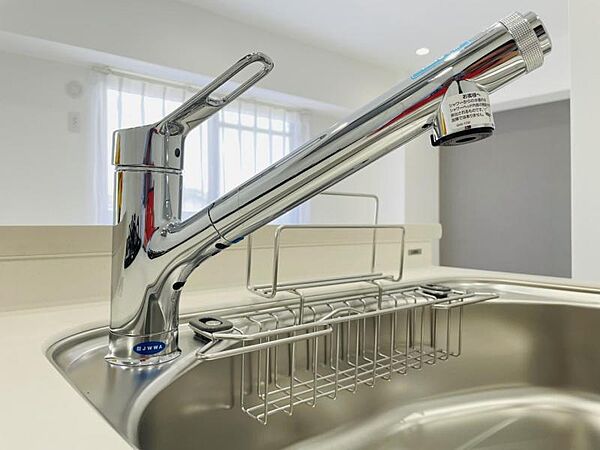 【浄水器一体型水栓】浄水器付きでいつでもおいしい水をいつでも手軽に使えます。飲み水やお料理にも安心ですね