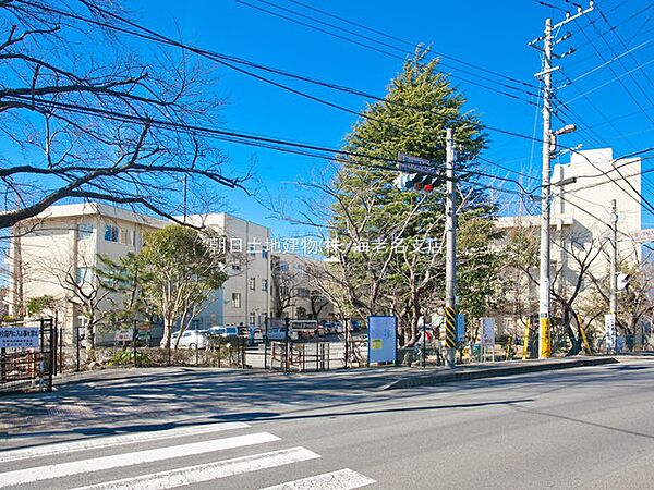 【海老名市立上星小学校】400ｍ　「かいな坂」を上がり切った先にあるのが上星小学校正門です。広い校庭が目立ちます。