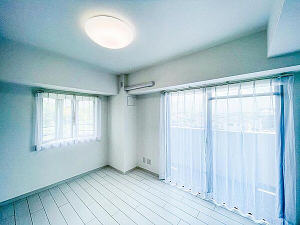 【2面採光で隅々まで明るい居室】窓の数が多く朝から明るい日差しが差し込みます