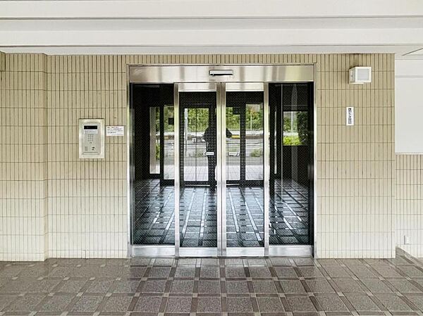 【エントランスオートロック】訪問された方の確認がエントランスで出来る安心のエントランスオートロックになります。