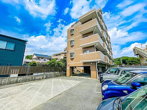 【敷地内駐車場】第三者は手を出しにくく車上荒らしや盗難のリスクが少ないので、愛車を所有されている方は安心ですね。
