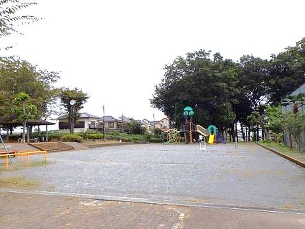 【杉久保第一児童公園】190ｍ　子どもが走り回れる広さの公園です。遊び場にはスプリング遊具・スイング遊具、砂場、複合遊具ブランコすべり台鉄棒があります。
