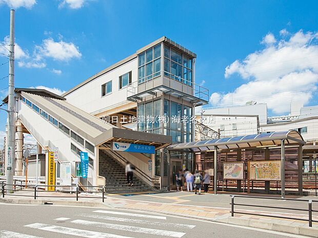 【小田急電鉄小田原線「相武台前」駅】900ｍ　4線ホームで急行電車の通過時に待機線路として利用されています。駅ビルも併設されお買い物も大変便利です。