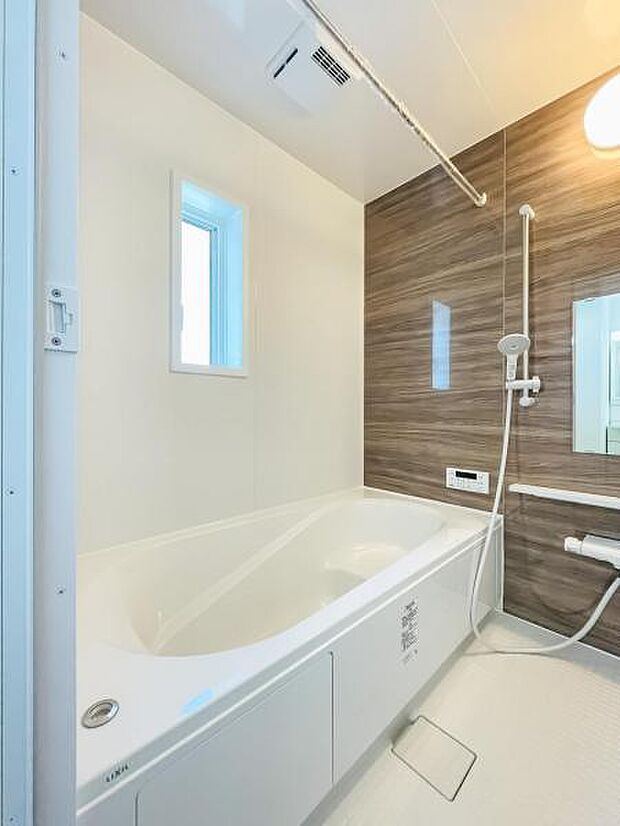 【多機能な一坪タイプの広々浴室】1坪以上の広い浴室なら、お子様と並んで体を洗ってもゆとりがあります