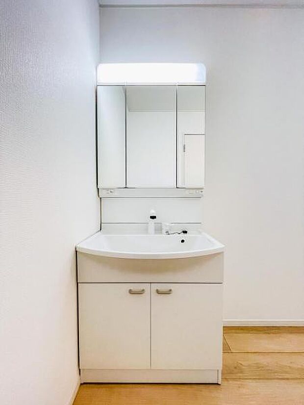 【収納豊富な三面鏡化粧台】鏡の裏が収納となっている三面鏡の洗面台。纏まりづらいこのあたりの収納を見えないところにしまうことが出来るのは良いですね。