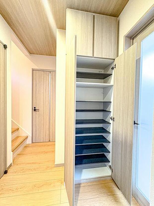 【SIC付きで収納豊富な玄関】玄関横にシューズインクローク付き、雨具や三輪車を置いても余裕の広さ