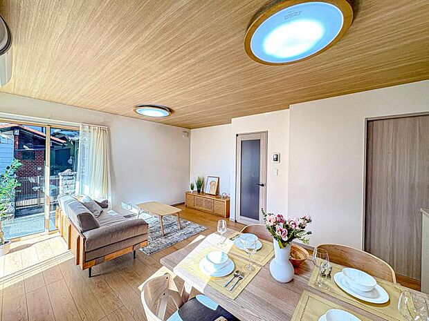 【南西向きで明るく開放感のあるリビング:16帖】お店で見掛けた「あの家具」でも自由に配置できるゆとりのリビング空間。陽だまりが寛ぎの時間を更に素敵に演出致します。