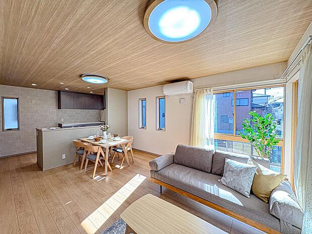 【南西向きで明るく開放感のあるリビング:16帖】広いリビング・ダイニングがある新築一戸建ては、開放的で様々な楽しみ方ができます。