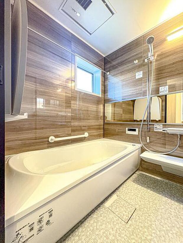 【多機能な一坪タイプの浴室】1坪以上の広い浴室ならお子様と並んで体を洗ってもゆとりがあります♪